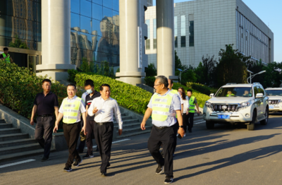 劉國鋒、王仲田看望慰問鐵塔公司應急供電保障人員，現場關注電瓶電力恢復儀應用成效